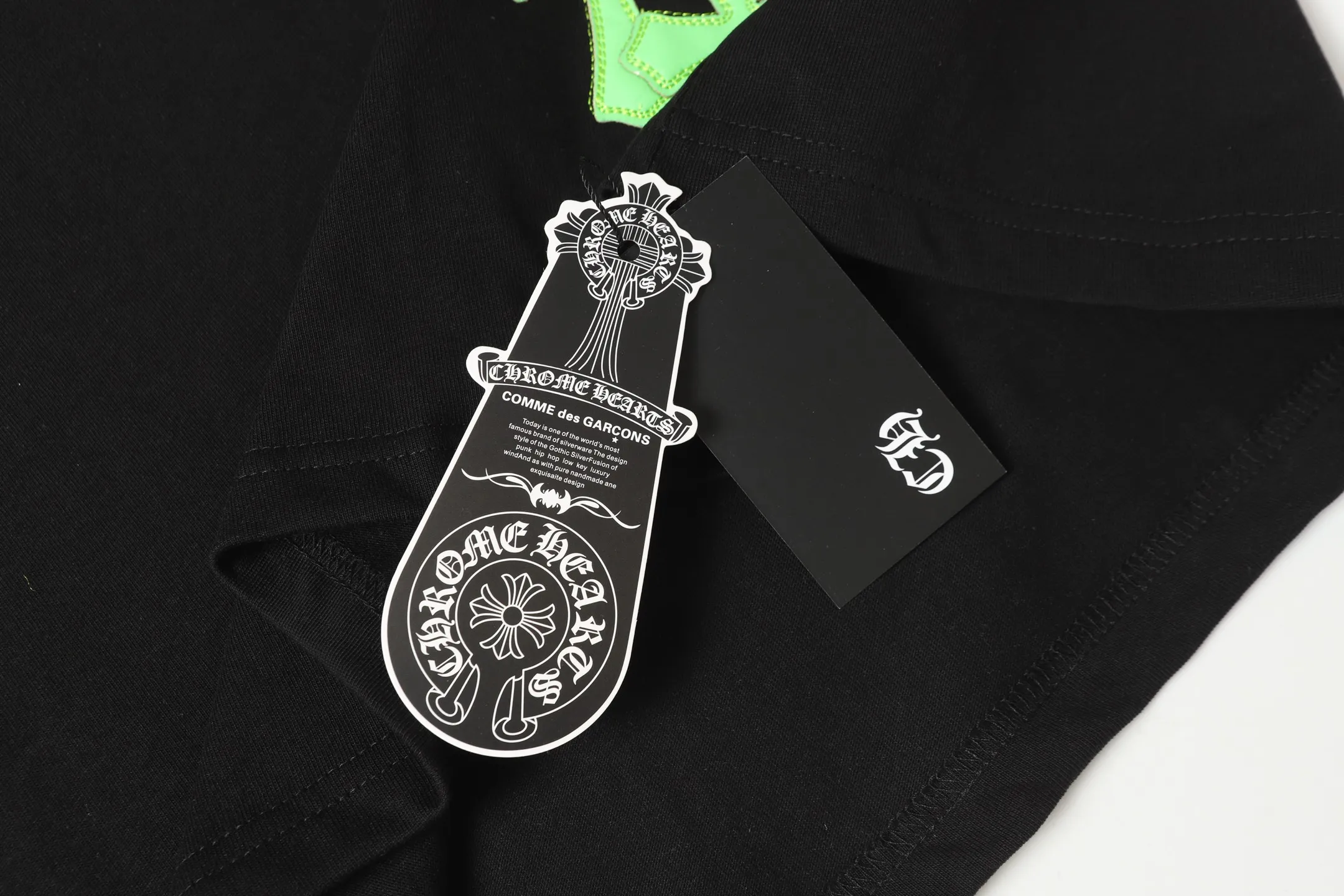P170 Chrome Hearts CH Chrome Hearts leather cross short-sleeved T-shirt Uses direct injection imported machine printing Hardware and accessories are all milled and customized Correctly configured Black 2025 Chrome Hearts authentic packaging 280 grams of custom-dyed double-yarn cotton Large version Loose and stylish Different from lower versions The slim and long version The upper body pulls the hips 100% commitment: top quality Do not make fast food The highest version on the market Top quality - different from the ordinary versions in the market If you care about quality You must also respect the price. Absolutely zero after-sales service. The return rate so far is 0. It’s hard not to love the style. - 280g double yarn cotton custom-dyed fabric. - Correct high-density main mark. Washed tag. Hand-sewn.